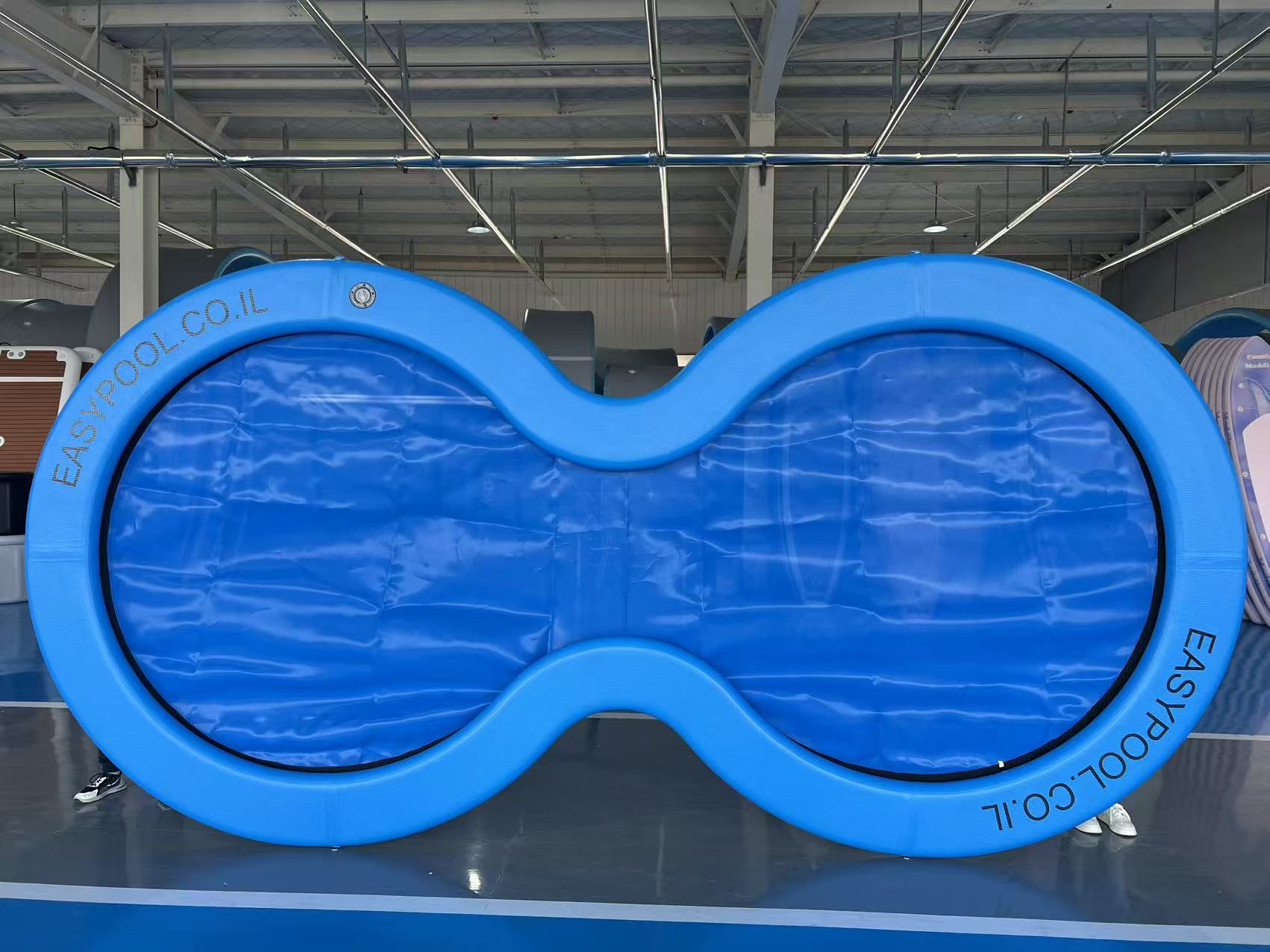 מצוף מסיבה מתנפח באורך 4.88 מטר ורוחב 2.44 מטר