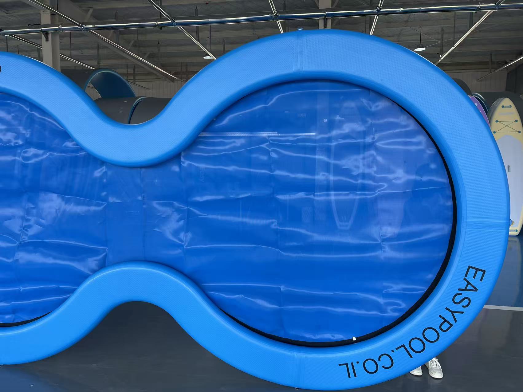 מצוף מסיבה מתנפח באורך 4.88 מטר ורוחב 2.44 מטר