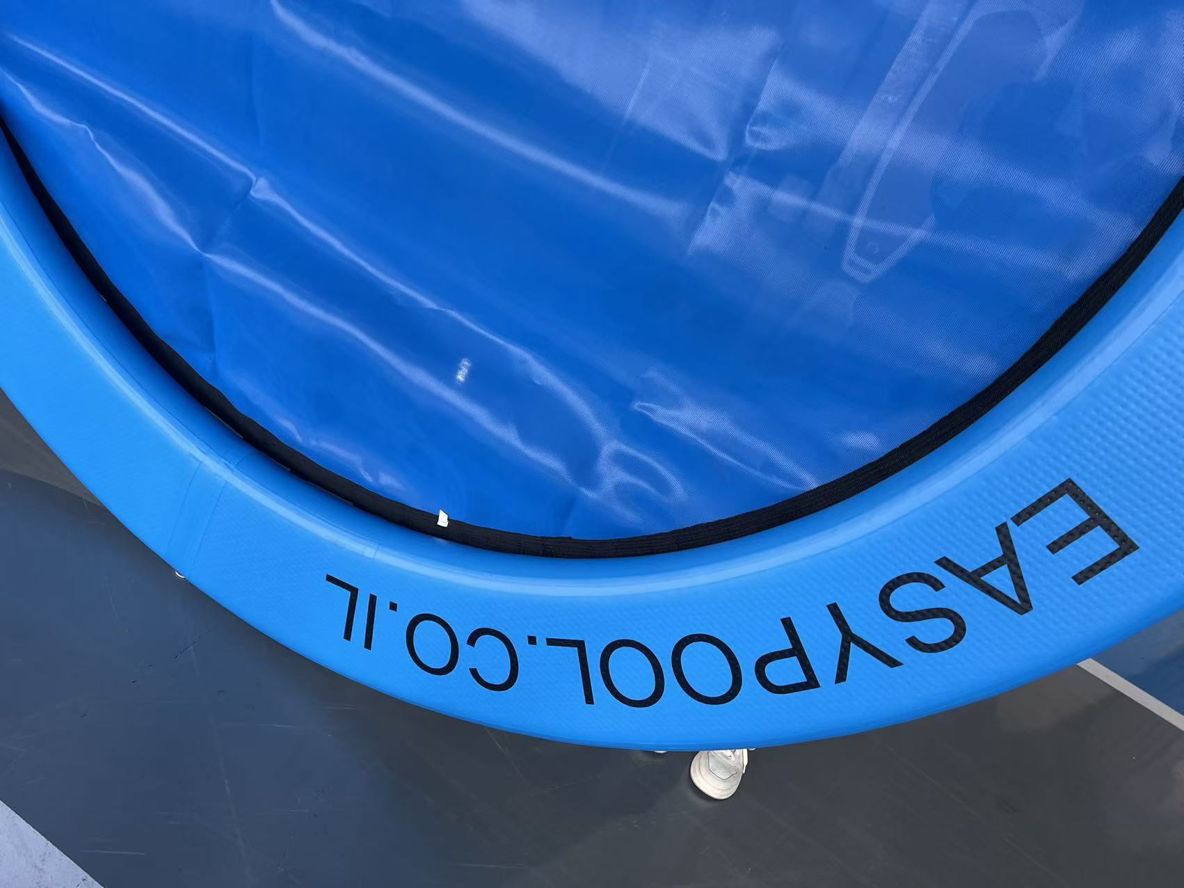 מצוף מסיבה מתנפח באורך 4.88 מטר ורוחב 2.44 מטר